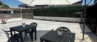 At 100 mt from the sea and train station, room with all amenities