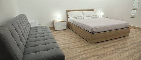 1 bedroom, in-room safe, desk, free WiFi