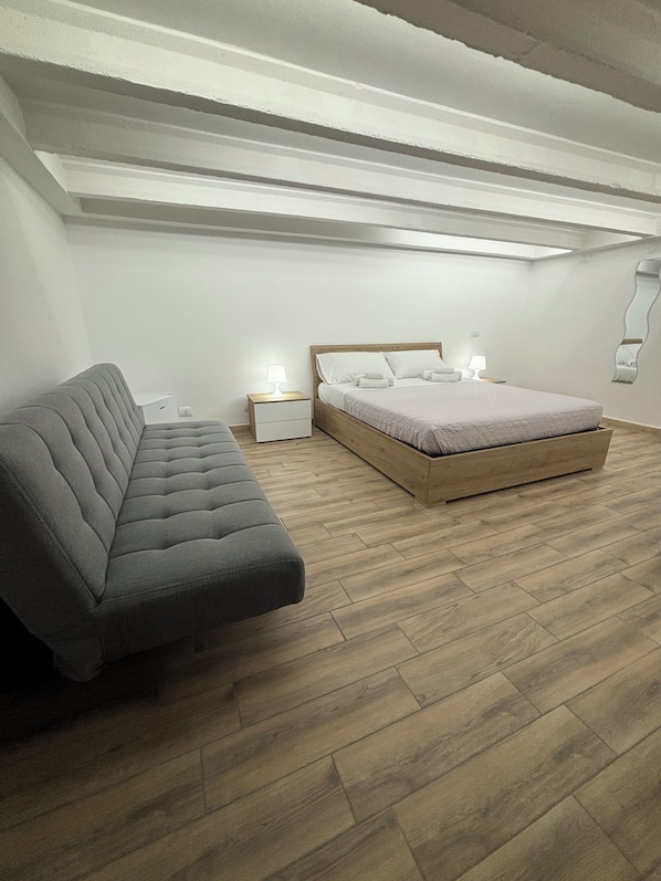 1 habitación, caja de seguridad en la habitación y escritorio 