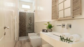 Douche, sèche-cheveux, bidet, serviettes fournies