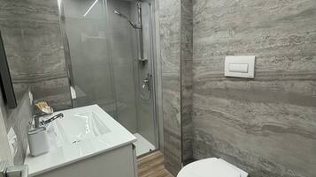 Jetted bath, hair dryer, bidet, towels