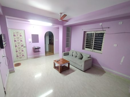 Classic Studio Suite | Living area | TV