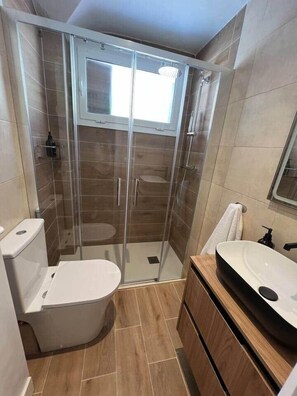 Dusche, Haartrockner, Handtücher, Seife