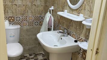 Kahden hengen classic-huone (kaksi sänkyä), näköala puutarhaan | Kylpyhuone