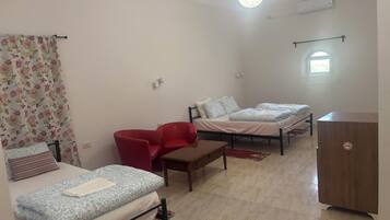 Chambre Triple Familiale; vue jardin | Décoration personnalisée, ameublement personnalisé, bureau