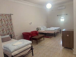 Tremannsrom – familie | Individuelt dekorert, individuelt innredet og skrivebord