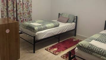 クラシック ツインルーム ガーデンビュー | 客室ごとに異なる装飾、客室ごとに異なるインテリア、デスク、ノートパソコン用作業スペース