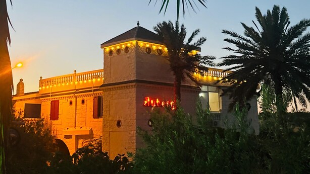 Un edificio con un balcone e un cartello che riporta la scritta 'Hotel'.
