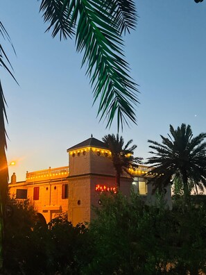 Un immeuble doté d’un balcon et d’une enseigne indiquant « Hôtel ».