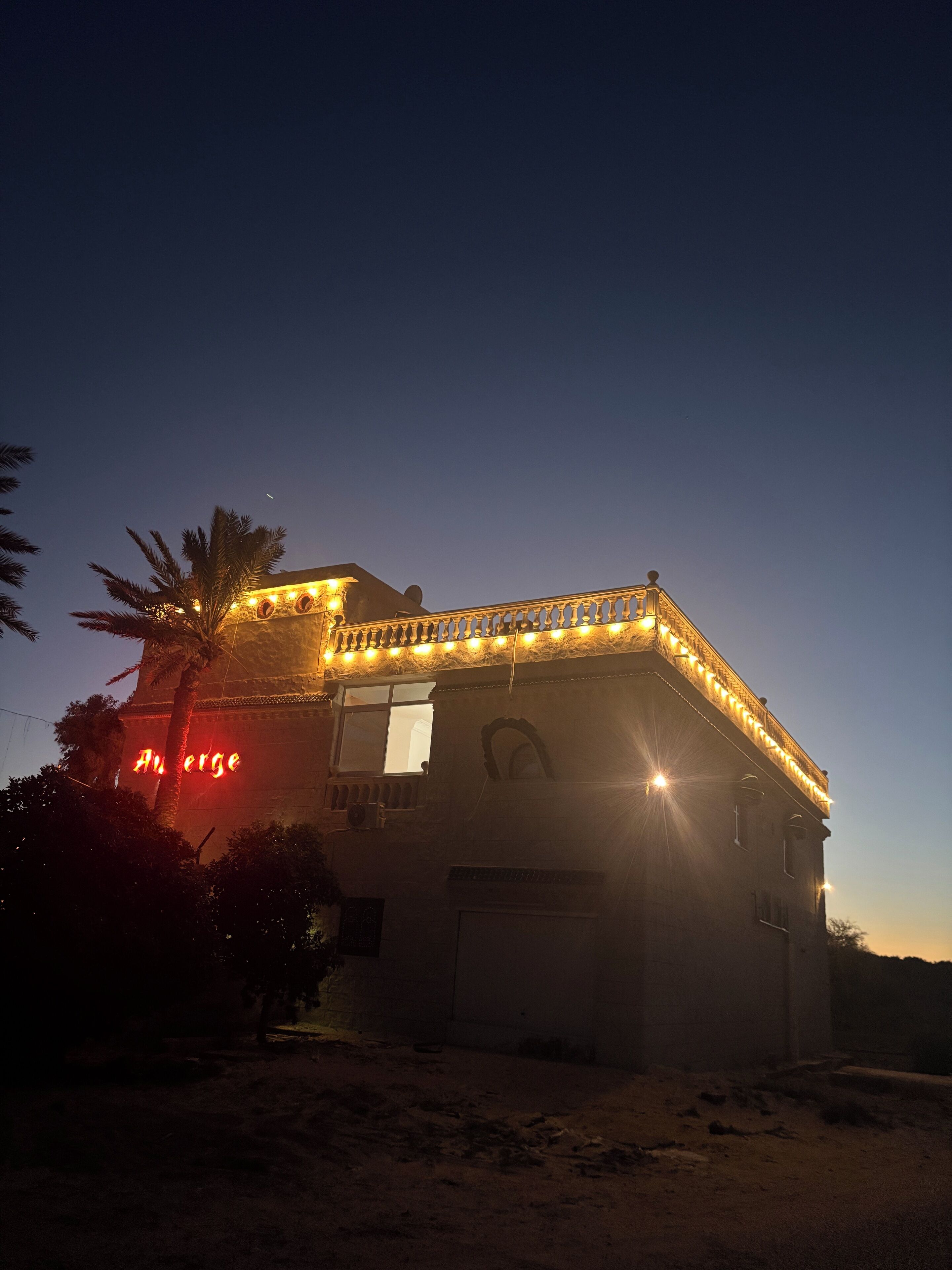 Un edificio con balcón y luces colgantes.