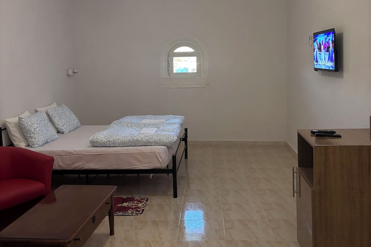 Trang trí khác biệt, trang bị nội thất với thiết kế riêng biệt, bàn