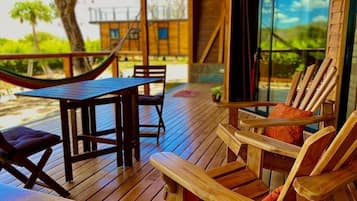 Casa familiar, vista al jardín | Terraza o patio