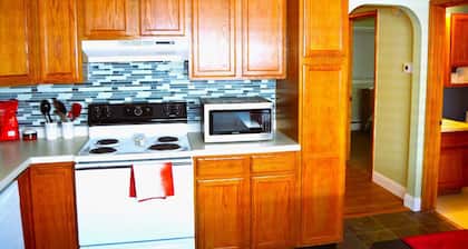 Red 4 Apartment - Experience the Comfort of This Charming