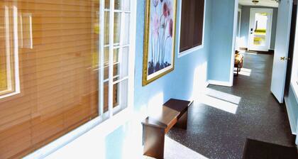 Red 4 Apartment - Experience the Comfort of This Charming