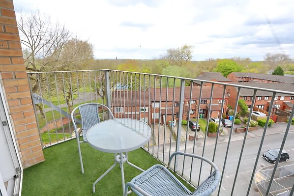 Outdoor dining - Steps from Coop arena & Etihad stadium - Pass the Keys (Manchester)
