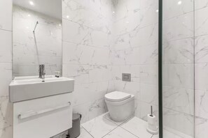 Dusj, hårføner, håndklær og såpe