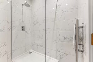 Een douche, een haardroger, handdoeken, zeep