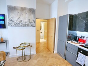 Refrigerador, microondas, horno y cafetera y tetera