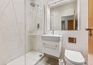 Ducha, secador de pelo, toallas, jabón