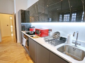 Réfrigérateur, micro-ondes, four, cafetière/bouilloire