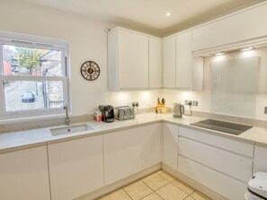 Kjøleskap, mikrobølgeovn, ovn og oppvaskmaskin