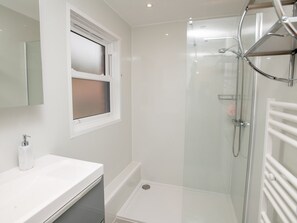 Een douche, een haardroger, handdoeken