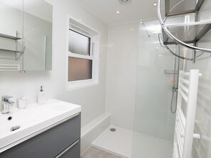Een douche, een haardroger, handdoeken