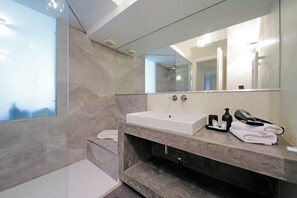 Secador de cabelo, bidê, toalhas de banho, papel higiênico