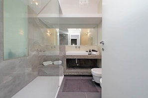 Appartement | Salle de bain | Séchoir à cheveux, bidet, serviettes fournies, papier de toilette