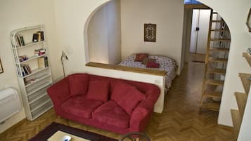 Maisonnette | Woonruimte | Een 24-inch flatscreentelevisie met digitale zenders