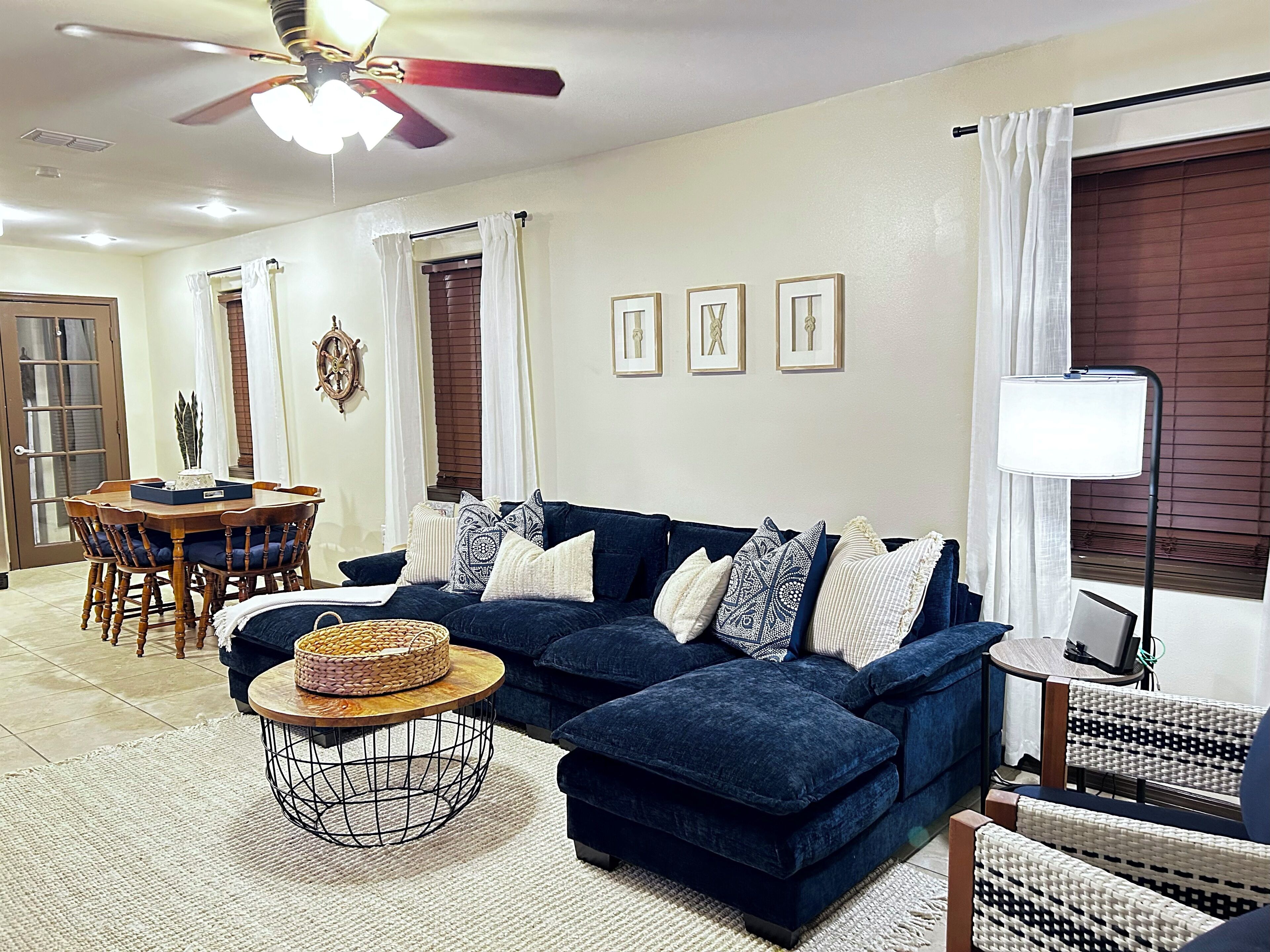 Smart TV, chimenea, libros y estéreo 