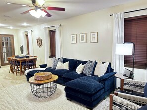 Smart-TV, peis, bøker og stereoanlegg