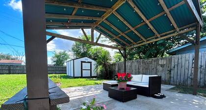 Family&Dog Friendly Home w/fenced yard 5min walk to town 7min drive to SPI Beach