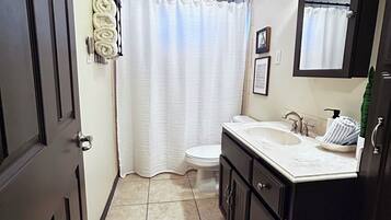 Haartrockner, HandtĂŒcher, Seife, Shampoo