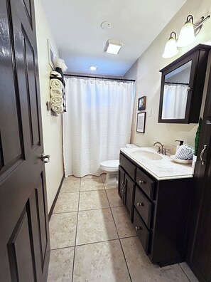 Sèche-cheveux, serviettes fournies, savon, shampoing