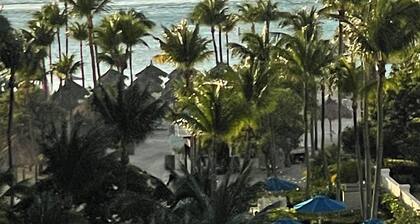 Cancun 2BDR with full amenities and numerous staff ready to meet your every wish