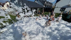 A group of people playing with foam in an outdoor area with houses in the background. - Holiday homes near the sea, sauna, whirlpool (Sianozety)