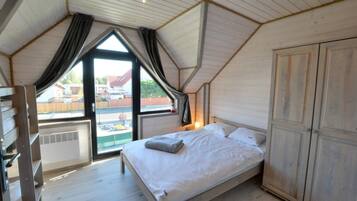 2 bedrooms, iron/ironing board, travel cot, free WiFi