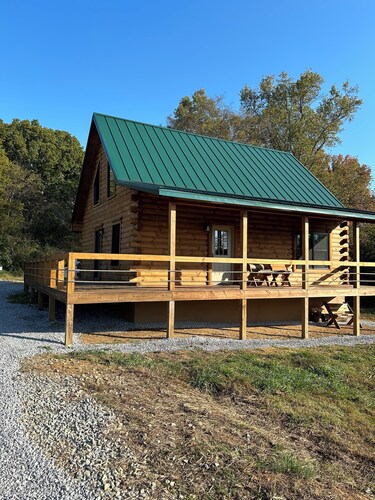 Charming 3-bedroom cabin with WiFi, AC in serene countryside 