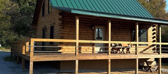 Charming 3-bedroom cabin with WiFi, AC in serene countryside 