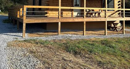 Charming 3-bedroom cabin with WiFi, AC in serene countryside