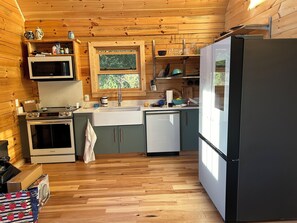 Jääkaappi, mikroaaltouuni, uuni, liesi