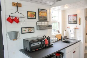 Kogeplade, kaffe-/temaskine, køkkentøj/tallerkener/redskaber, spisebord