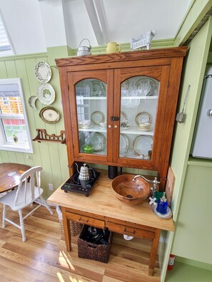 Oven, coffee/tea maker, cookware/dishes/utensils, dining tables - Heritage House - Tiny Digs Lakeshore (Muskegon)