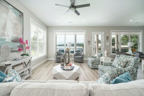 Smart TV, video games, ping pong - Luxe 8BR Lakefront Home, Private Pool, Hot Tub, Gameroom, Putting Green, Firepit (Hot Springs National Park)