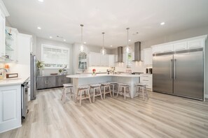 Fridge, microwave, oven, stovetop - Luxe 8BR Lakefront Home, Private Pool, Hot Tub, Gameroom, Putting Green, Firepit (Hot Springs National Park)