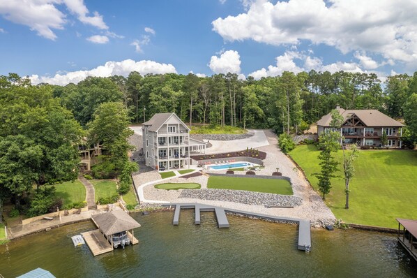 Exterior - Luxe 8BR Lakefront Home, Private Pool, Hot Tub, Gameroom, Putting Green, Firepit (Hot Springs National Park)