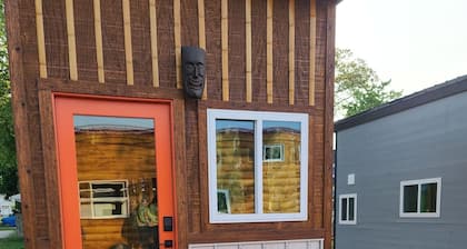 Tiki Hut - Tiny Digs Lakeshore