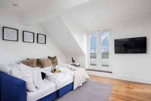 Living area - Modern 3 Bed Apartment - Parking (Plymouth)