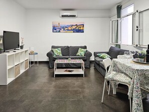 TV - Two bed apartment in Malaga city centre (Málaga)